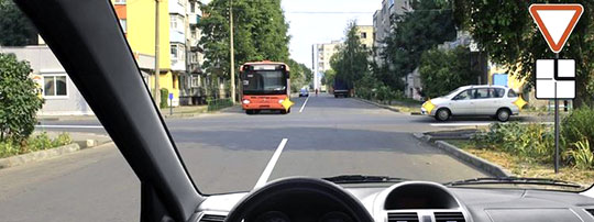 Билет 29, вопрос 15, Кому Вы обязаны уступить дорогу при движении в прямом направлении?