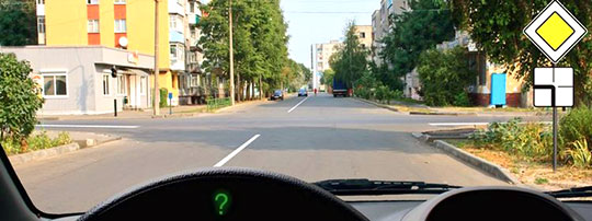 Билет 6, вопрос 7, Вы намерены продолжить движение по главной дороге. Обязаны ли Вы включить указатели левого поворота?